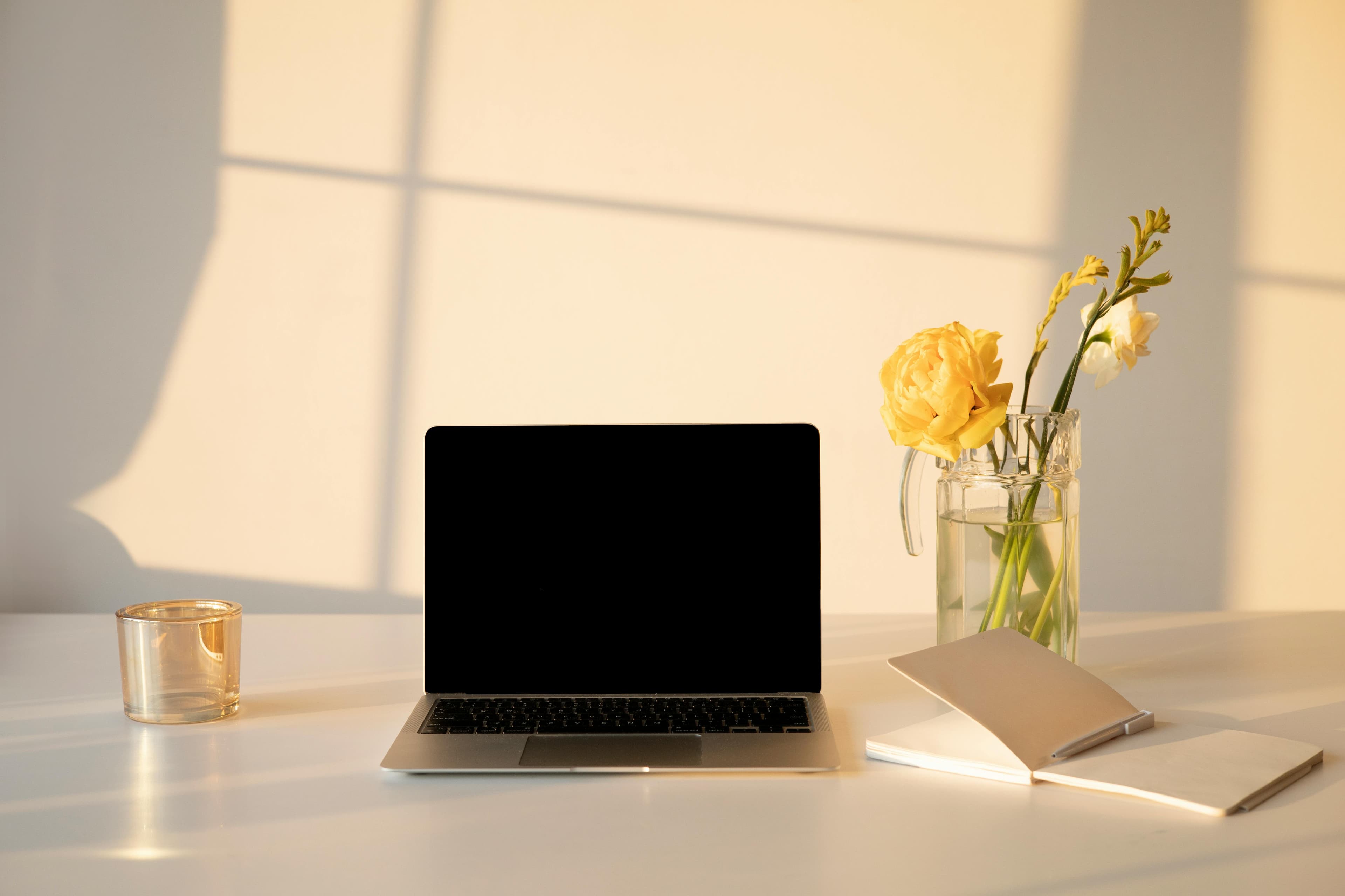 Laptop într-un spațiu calm pentru terapie online